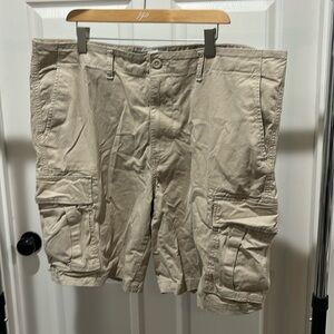 Mens old Navy lives in straight cargo shorts. Light beige. Size 42.